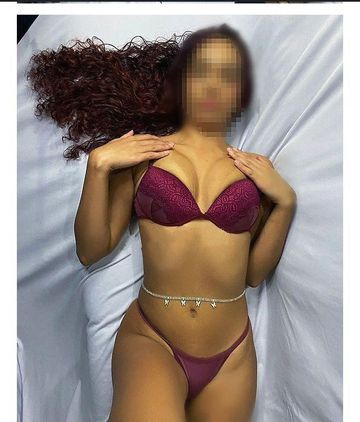 Sou uma novinha toda natural dos cabelos enrolados venha me conhecer amores vao amar 