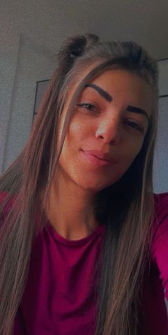 Olá me chamo Milena sou terapeuta trabalho com massagem relaxante é massagem sensual venham agendar seu horário é terá o melhor dos prazer 