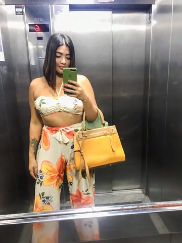 Morena, alta, cintura fina, bumbum e peitos naturais. 
Delicada e carinhosa.
Para cliente de bom gosto. 