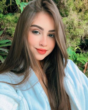 Simpática, sensual, extrovertida e apaixonada por sexo, baixinha, magra e inteligente !