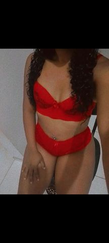 Uma morena pronta para lhe satisfazer 