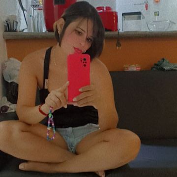 Sou do tipo namoradinha gosto muito de sexo adoro da carinho e receber carinho