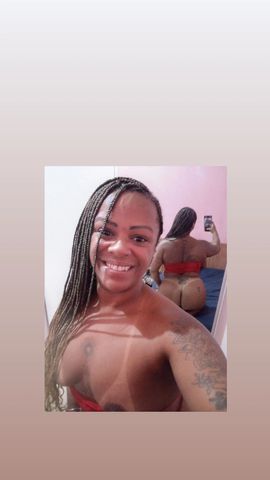 Sou uma pretinha gulosa 
Com local próprio e discreto 
Lhe aguardo 