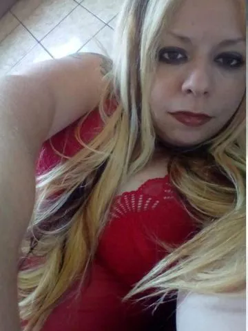 Loira,  olhos mel ,cabelos compridos ,entre em contato para uma boa conversa 