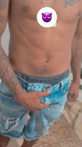 Moreno  . Tatuado.  Dotado.  Meto bem gostoso 😋  . Adoro comer de quadro de lado  . Aqui o prazer é  garantido . Atendo homens.  Mulheres.  Casal  . Aqui sabe comer com força 