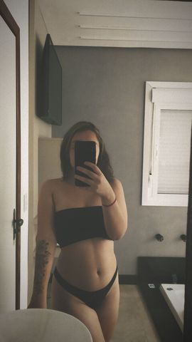 Olá seja bem vindo, meu nome é Camilly sou acompanhante estou aqui para satisfaze-los todos vocês meus clientes 
Atendo em motel não tenho local, moro em Gravataí 68 
Faço chamada de vídeo 
E vendo packs conteúdos 