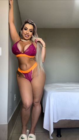 Sou uma loira de rosto bonito, olhar marcante, vencedora de vários concursos de beleza.
Corpo escultural, com belas curvas que te levarão a loucura, seios grandes e siliconados, cintura fina e um bumbum grande bem empinadinho!
Adoro um sexo sem frescura e em todas as posições com muita preliminar, faço e recebo sexo oral, especialidade em garganta profunda!
Para saber mais e desfrutar momentos de prazer sem surpresas desagradáveis me procure e prove essa delícia de mulher.
